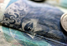 Przeciętne zatrudnienie i wynagrodzenie w sektorze przedsiębiorstw w sierpniu 2021 r.