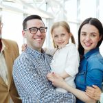 ZUS: Ojcowie coraz częściej korzystają z urlopów rodzicielskich – ale tempo wzrostu spada